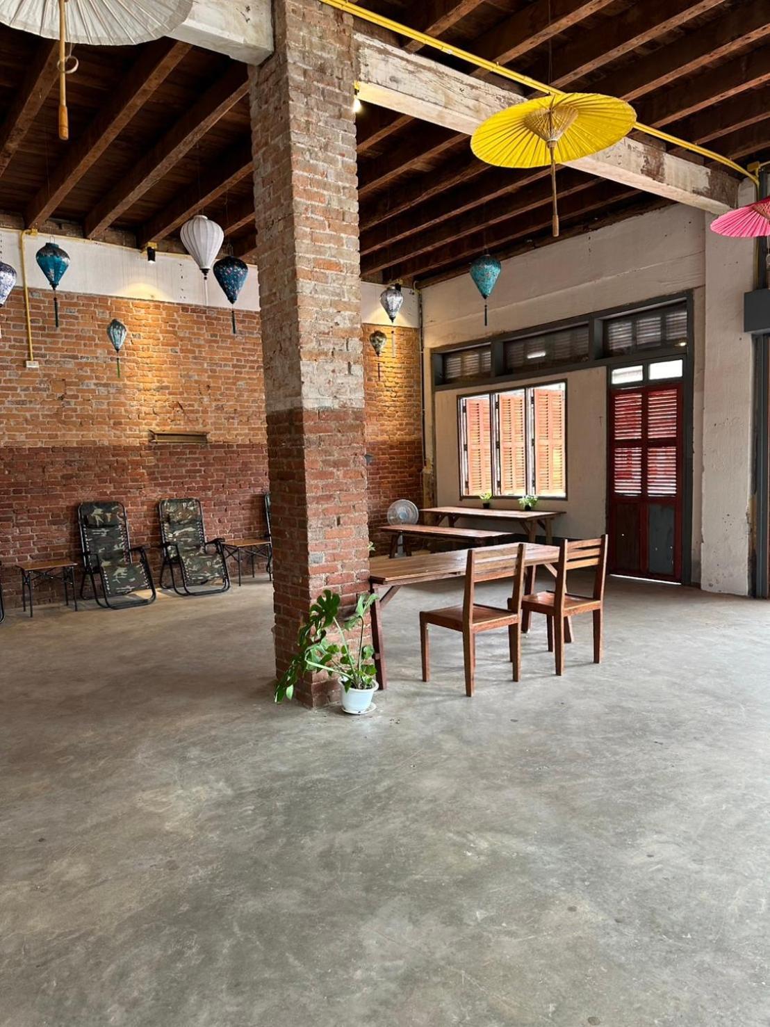 Via Thakhek Hostel & Cafe Экстерьер фото