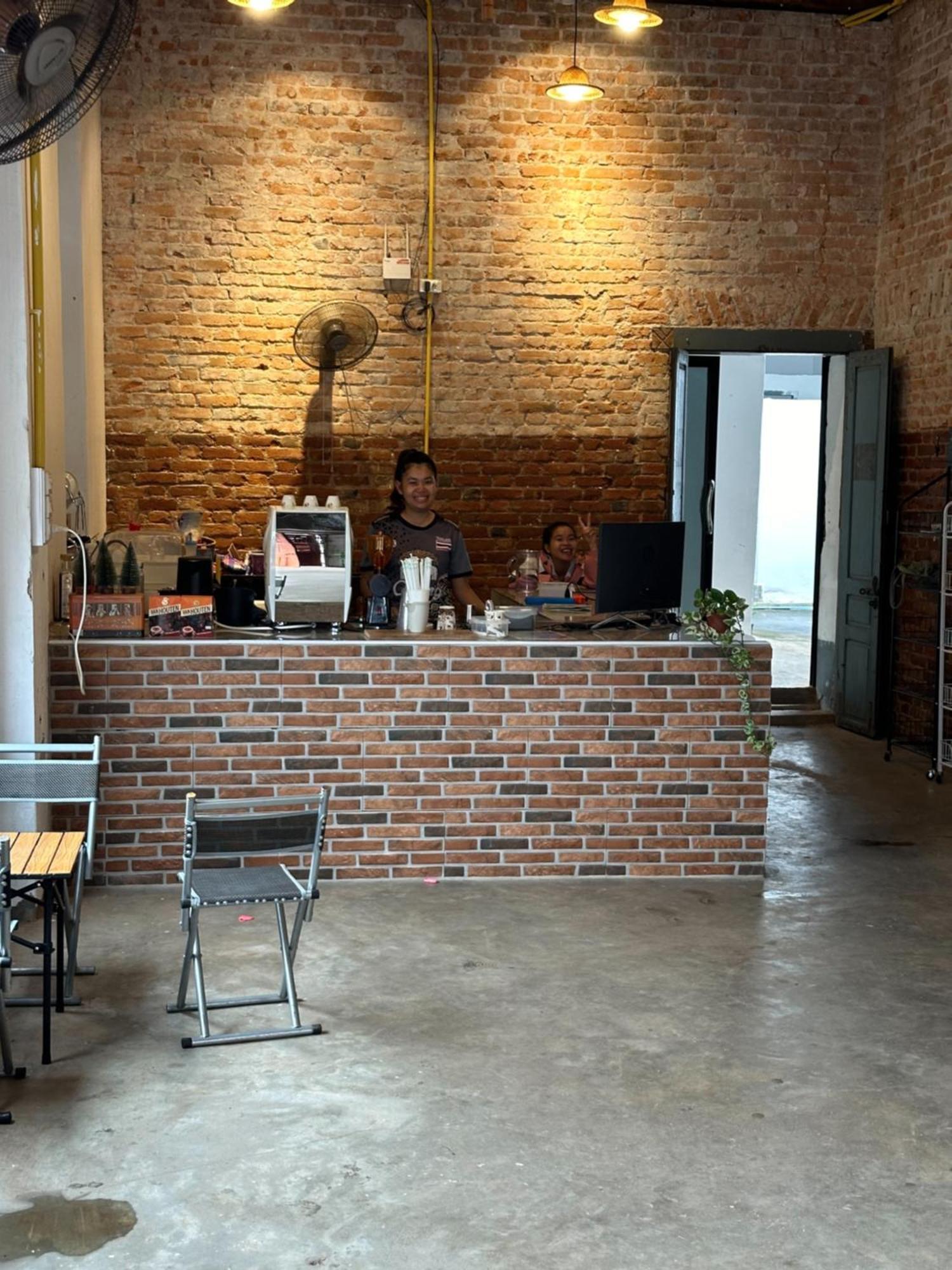 Via Thakhek Hostel & Cafe Экстерьер фото