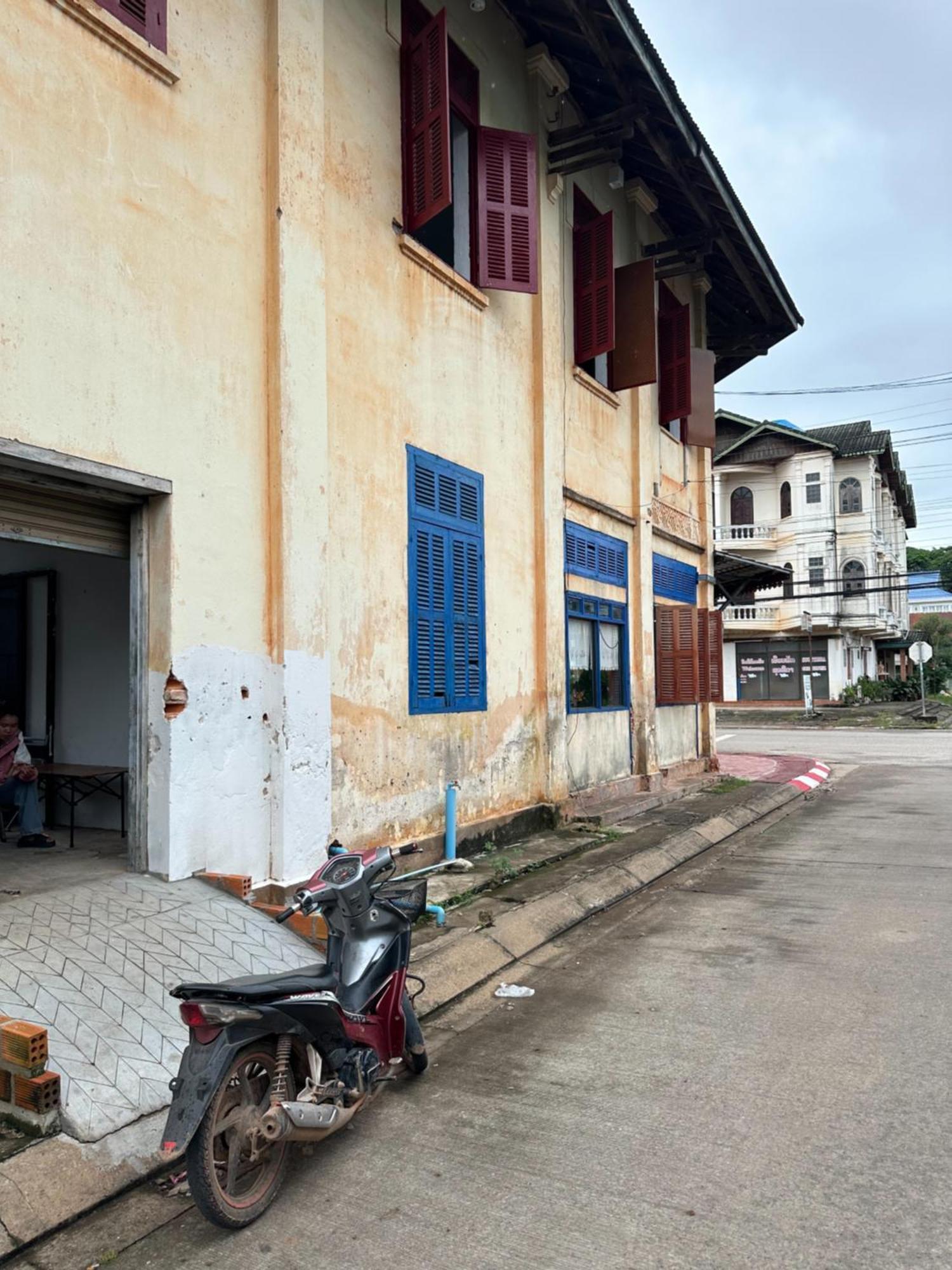 Via Thakhek Hostel & Cafe Экстерьер фото