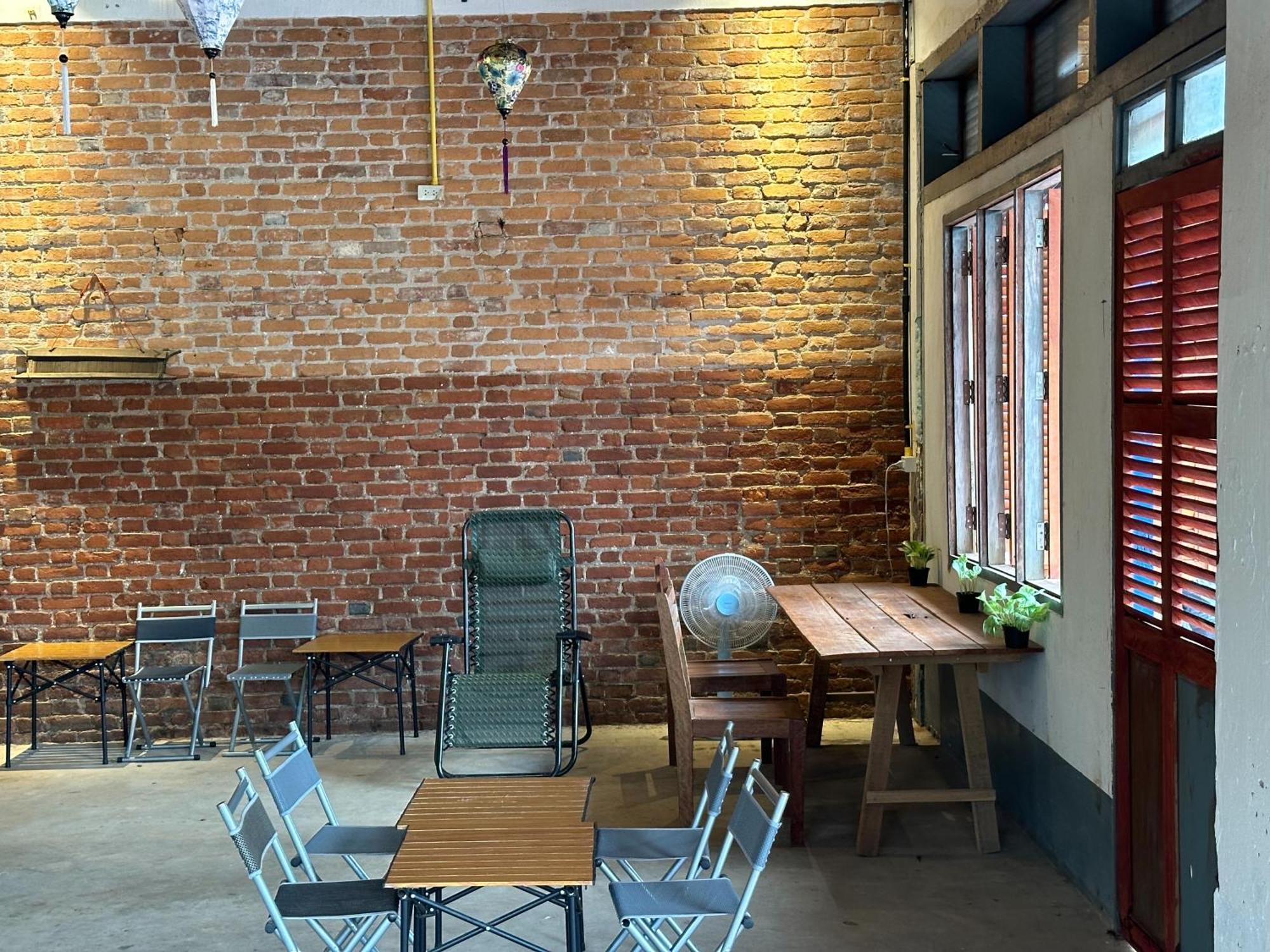 Via Thakhek Hostel & Cafe Экстерьер фото
